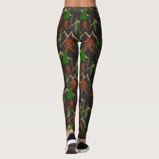 Sasquatch und Waldbäume Bigfoot Gemustert Leggings (Rückseite)