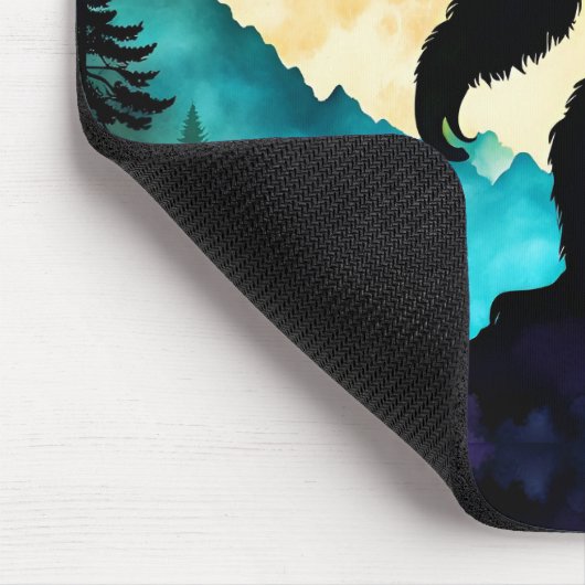 Sasquatch Vollmond auf dem Berg II Mousepad (Ecke)