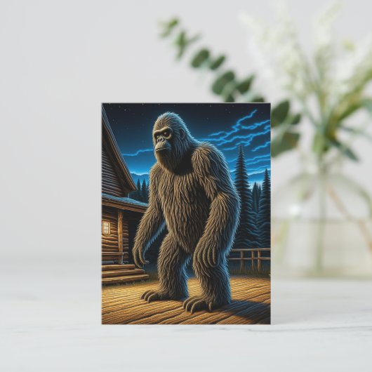 Sasquatch vor der Holzhütte im Wald Postkarte (Stehend Vorderseite)