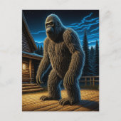 Sasquatch vor der Holzhütte im Wald Postkarte (Vorderseite)