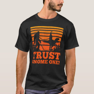 Sasquatch Walking T-rex mit einem Gnome Trust Gno T-Shirt