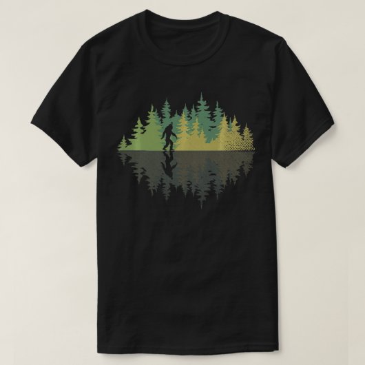 Sasquatch Yeti Reflection Forest Trees Verschwörun T-Shirt (Design vorne)
