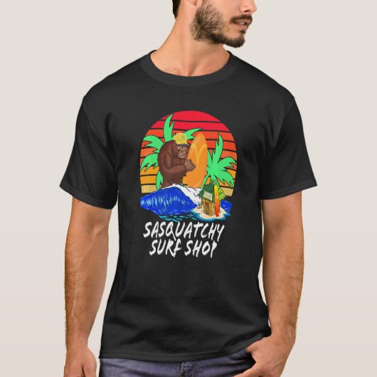 Sasquatchy Tiki Hut Surf Shop T-Shirt (Vorderseite)