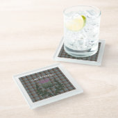 Sassenach mit Scottish Thistle über Fraser Tartan Glasuntersetzer (Schrägansicht)