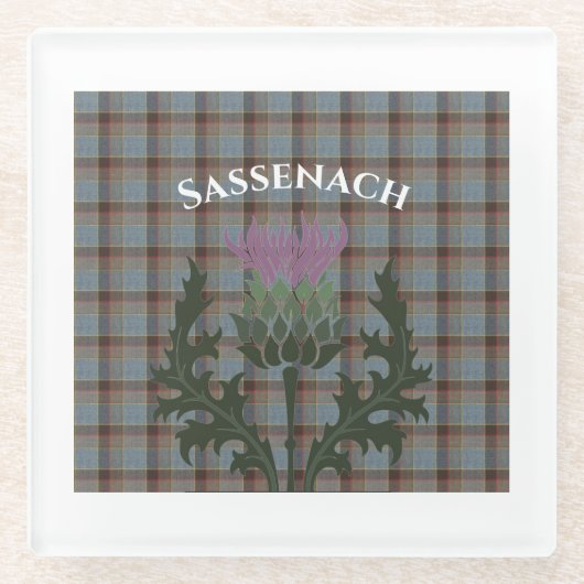 Sassenach mit Scottish Thistle über Fraser Tartan Glasuntersetzer (Vorderseite)