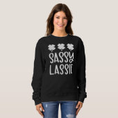 Sassy Lassie Funny St Patrick S Day Irish Kleeblat Sweatshirt (Vorne ganz)