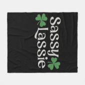 Sassy Lassie St Patrick's Day Irish Girl Kleeblatt Fleecedecke (Vorderseite (Horizontal))