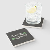 Sassy Lassie St Patrick's Day Irish Girl Kleeblatt Steinuntersetzer (Seitenansicht)