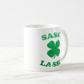 Sassy Lassie St. Patrick's Day T-Shirt Kaffeetasse (VorderseiteRechts)