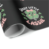 Sassy Little Lassie Funny St Patrick's Day Geschenkpapier (Rolleneckpunkt)