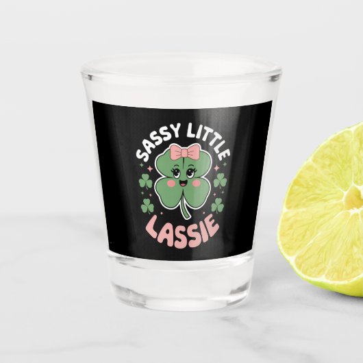 Sassy Little Lassie Funny St Patrick's Day Schnapsglas (Vorderseite)