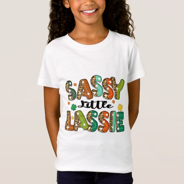 Sassy Little Lassie Niedlich Irish St Patricks Day T-Shirt (Vorderseite)