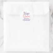 Sassy "Nap Queen" Pastel Typography Runder Aufkleber (Tasche)