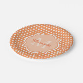 Sassy Orange Polka Dots Monogramm mit Namen Pappteller (Schrägansicht)