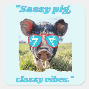 Sassy Pig Classic Vibes- Schweinezitat Quadratischer Aufkleber