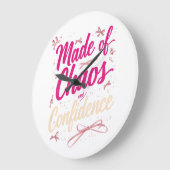 Sassy Pink Typography Chaos And Confidence Große Wanduhr (Winkel)