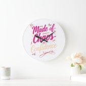 Sassy Pink Typography Chaos And Confidence Große Wanduhr (Zuhause)