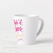 Sassy Pink Typography Chaos And Confidence Milchtasse (Rechte Ecke)