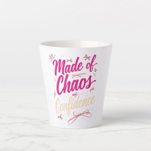 Sassy Pink Typography Chaos And Confidence Milchtasse (Vorderseite)