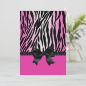 Sassy Pink Zebra Einladung mit Bow (Stehend Vorderseite)