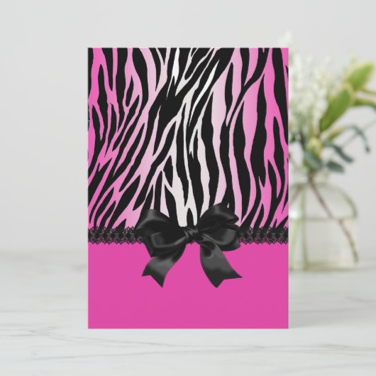 Sassy Pink Zebra Einladung mit Bow (Stehend Vorderseite)