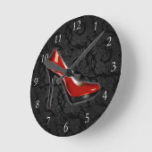 Sassy Red Shoe Runde Wanduhr (Winkel)