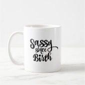 Sassy seit der Geburt Whimsikale Typografie Kaffeetasse (Links)