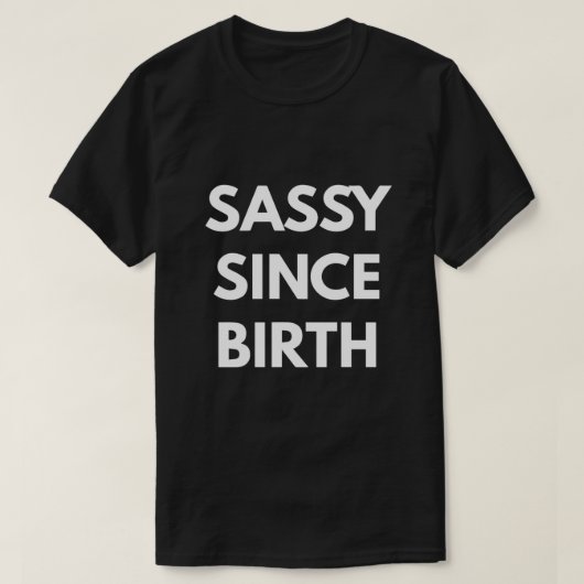 Sassy seit Geburt T-Shirt (Design vorne)