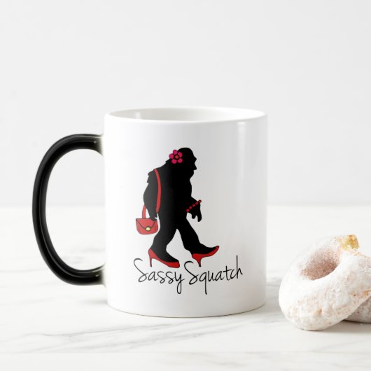 Sassy Squatch, Bigfoot Sasquatch Morphing Tasse (Mit Donut)