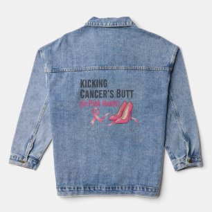 Sassy Überlebende: Krebs besiegen in rosa Absätzen Jeansjacke