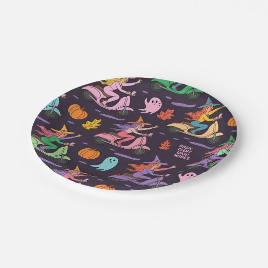 Sassy Witch Moped Pattern - Niedliche Pastelhexen Pappteller (Schrägansicht)