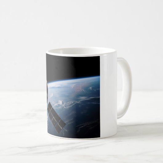 Satellite Orbiting Earth From Space Kaffeetasse (VorderseiteRechts)