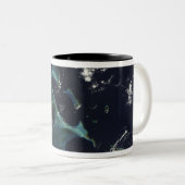 Satellitenansicht der Bahamainseln Zweifarbige Tasse (VorderseiteRechts)