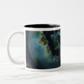 Satellitenansicht der Bahamainseln Zweifarbige Tasse (Links)