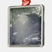 Satellitenansicht der Ölpest Ornament Aus Metall (Links)