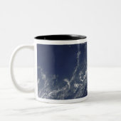 Satellitenansicht des Vulkannebels Zweifarbige Tasse (Links)
