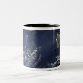 Satellitenansicht des Vulkannebels Zweifarbige Tasse (Mittel)
