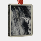 Satellitenansicht einer Aschenwolke 2 Silbernes Ornament (Rechts)