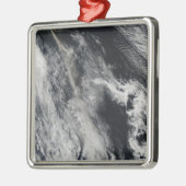 Satellitenansicht einer Aschenwolke 2 Silbernes Ornament (Links)