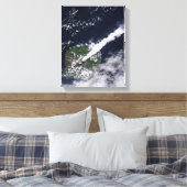 Satellitenansicht einer dicken, dampfreichen Wasse Leinwanddruck (Insitu (Schlafzimmer))