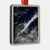 Satellitenansicht einer dicken, dampfreichen Wasse Ornament Aus Metall (Rechts)