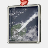 Satellitenansicht einer dicken, dampfreichen Wasse Ornament Aus Metall (Links)