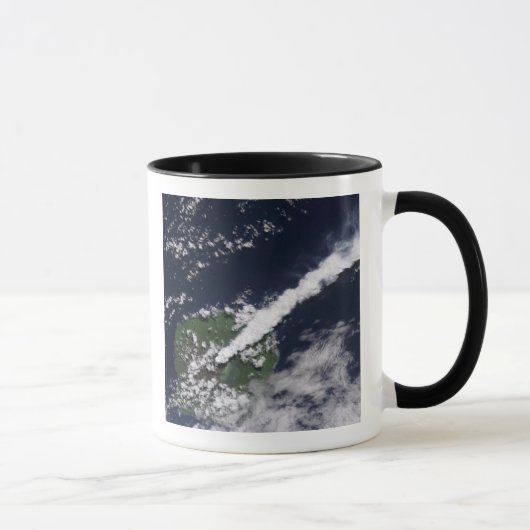 Satellitenansicht einer dicken, dampfreichen Wasse Tasse (Rechts)