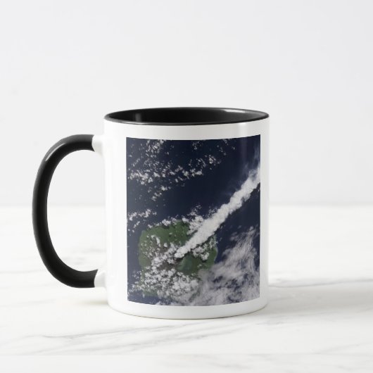 Satellitenansicht einer dicken, dampfreichen Wasse Tasse (Links)