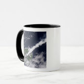 Satellitenansicht einer dicken, dampfreichen Wasse Tasse (Vorderseite Links)