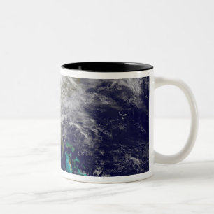 Satellitenansicht eines enormen Wintersturms Zweifarbige Tasse