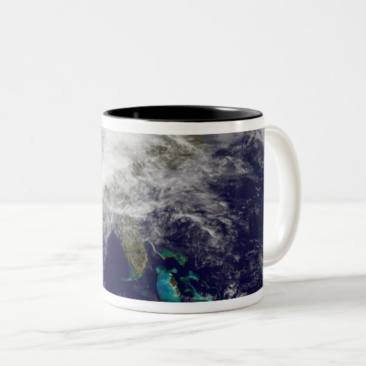Satellitenansicht eines massiven Wintersturms Zweifarbige Tasse (VorderseiteRechts)