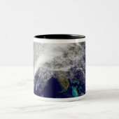 Satellitenansicht eines massiven Wintersturms Zweifarbige Tasse (Mittel)