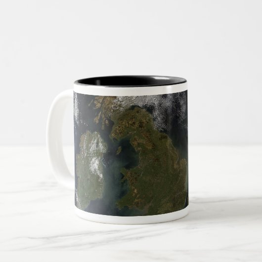 Satellitenbild Nordeuropas Zweifarbige Tasse (Vorderseite Links)