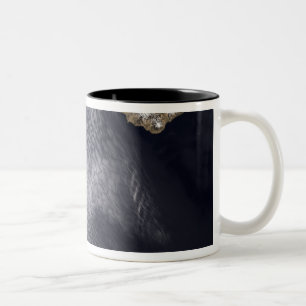 Satellitenbild von Semisopochnoi Insel Zweifarbige Tasse